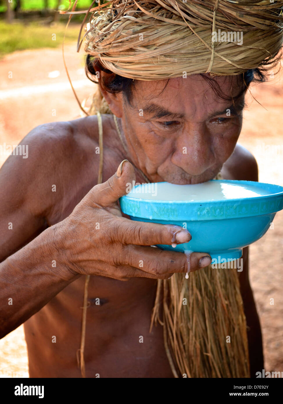 Un homme de la tribu Yagua Chicha traditionnelle boissons, une boisson à base de manioc fermenté et mâchée/racine de manioc. Banque D'Images