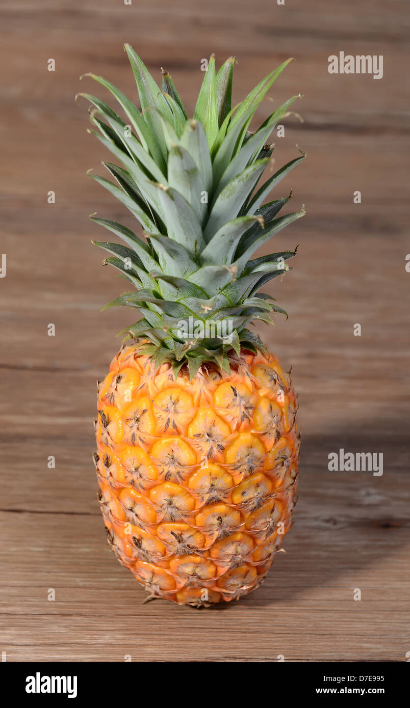 L'ananas sur grunge fond en bois Banque D'Images