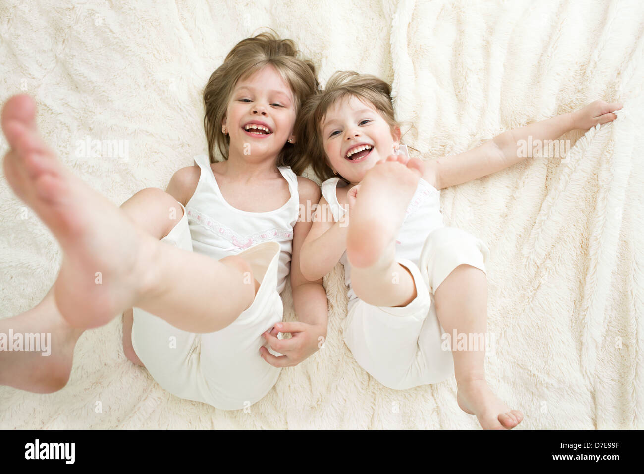 Happy little girls lying on retour vue d'en haut Banque D'Images
