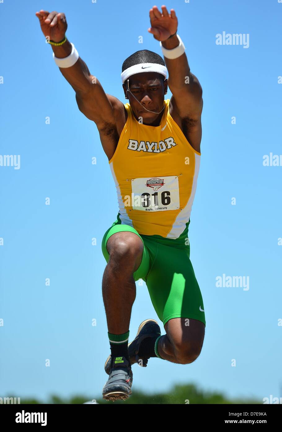 5 mai 2013 - Waco, TX, États-Unis - 05 mai 2013, l'Obi Felix participe à la finale du triple saut lors de grands 12 d'Athlétisme en plein air au complexe d'athlétisme de Hart-Patterson à Waco, au Texas. Banque D'Images