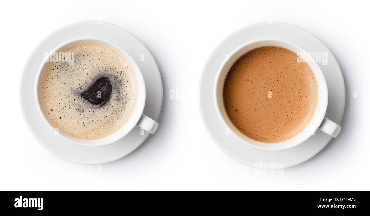 Deux tasses de café isolé sur blanc, vue d'en haut Banque D'Images