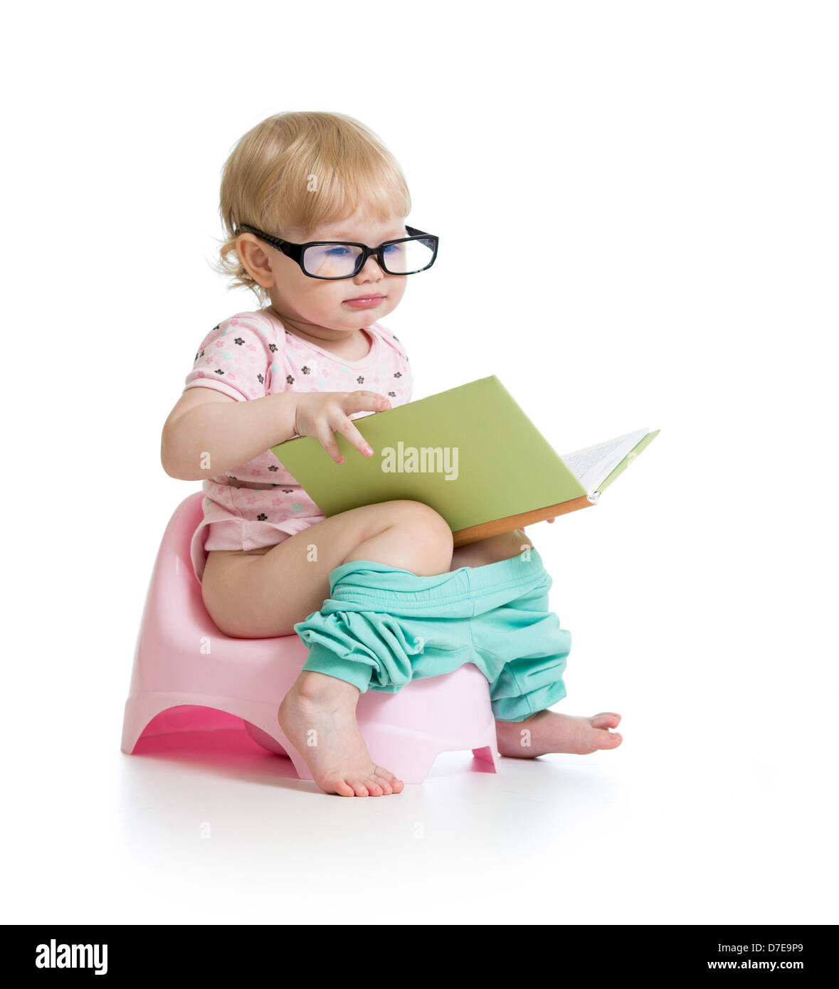 Baby Girl sitting on chamberpot avec réserve Banque D'Images