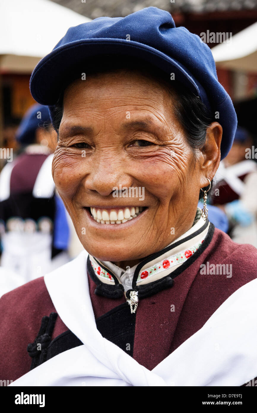 Portrait de femme Naxi smiley en costume traditionnel. Lijiang, Yunnan, Chine Banque D'Images