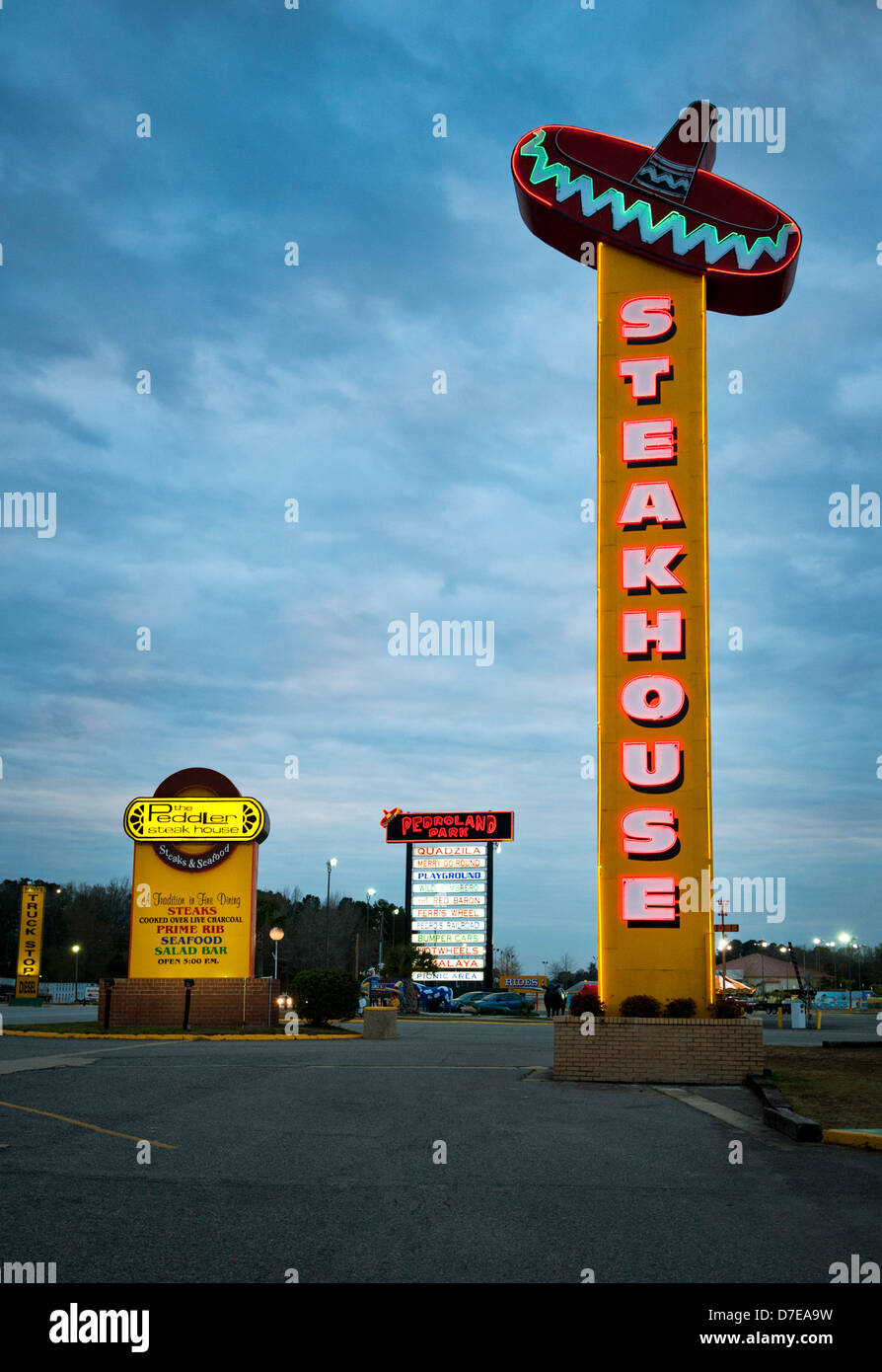 Affiches à l'intérieur sud de la frontière, piège à touristes sur l'interstate 95 en Caroline du Sud, juste à la frontière de la Caroline du Nord. Banque D'Images