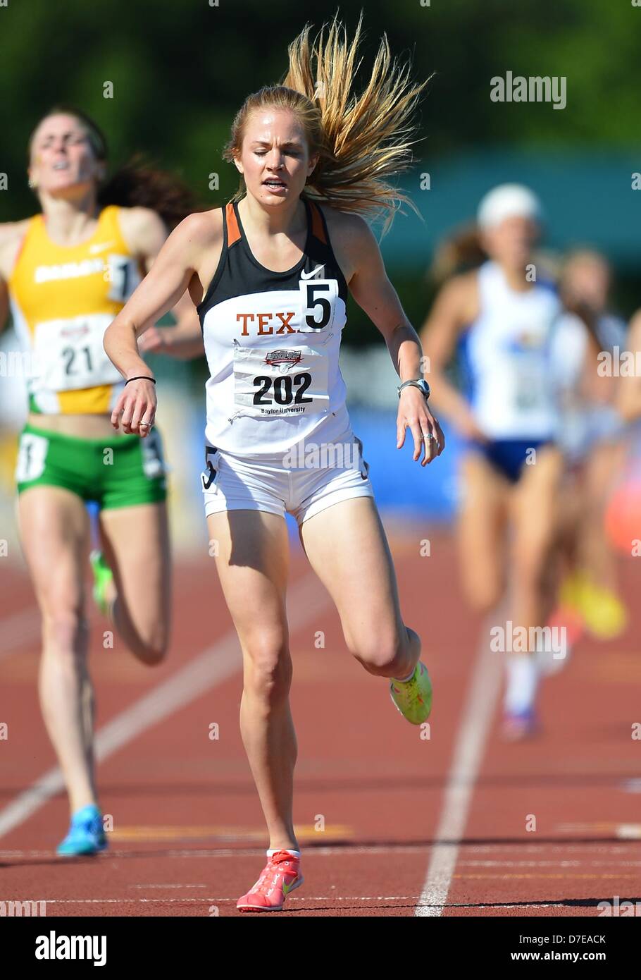 5 mai 2013 - Waco, TX, États-Unis - 05 mai, 2013 Sarah Sutherland # 202 remporte le 1500 m au cours de l'événement final Big 12 d'Athlétisme en plein air au complexe d'athlétisme de Hart-Patterson à Waco, au Texas. Banque D'Images