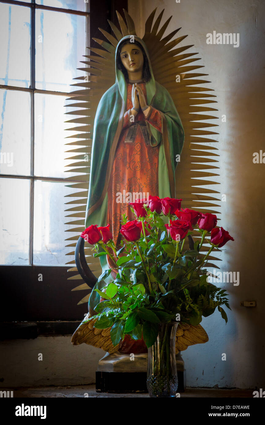 Statuette de Marie avec roses dans la mission de San José à San Antonio, Texas Banque D'Images