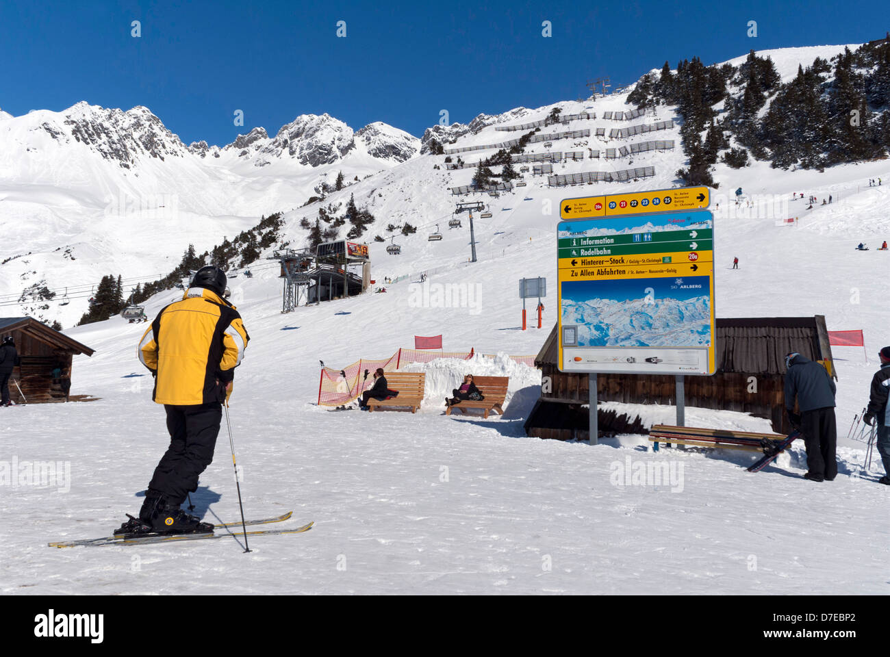 À la piste de ski à la direction dans le domaine skiable de Gampen en haut de la télécabine Nassereinbahn, St Anton, Autriche Banque D'Images