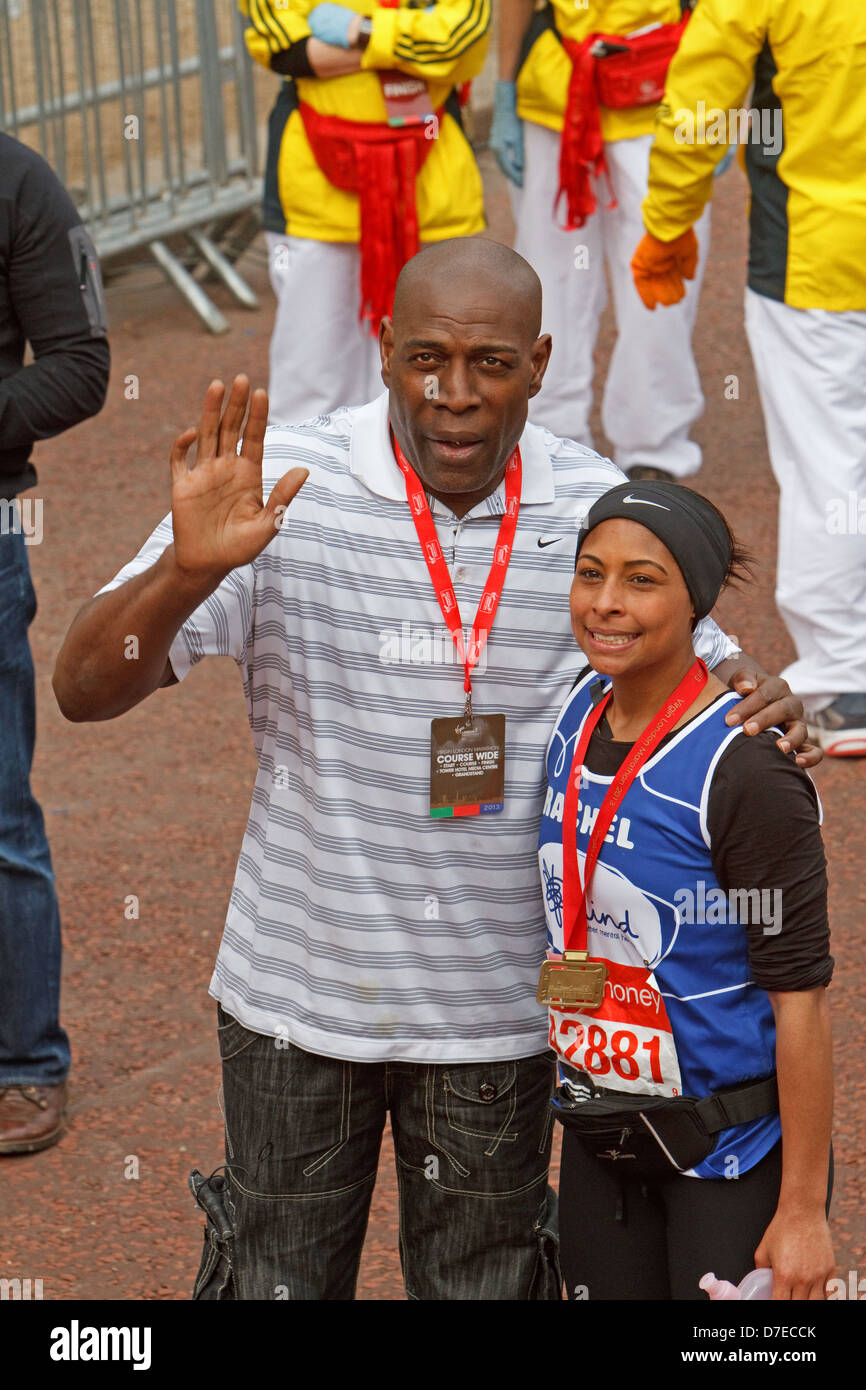 Frank Bruno, un boxeur célèbre pose avec un coureur de marathon de Londres sur la ligne d'arrivée Banque D'Images