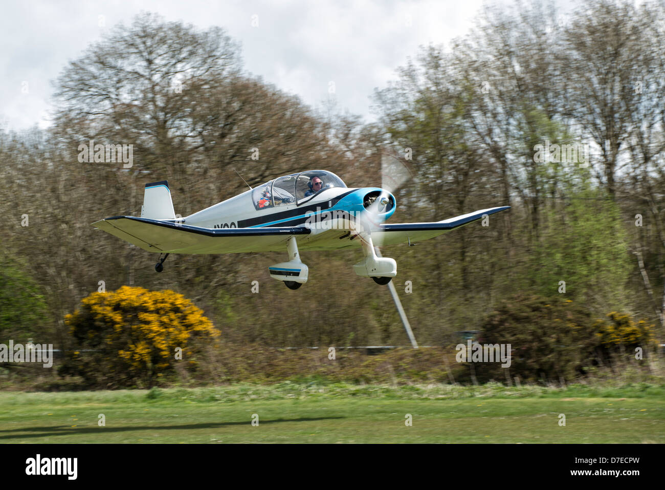 Jodel 120 G-AYGG décolle d'un aérodrome près de Basingstoke Hampshire Popham Banque D'Images