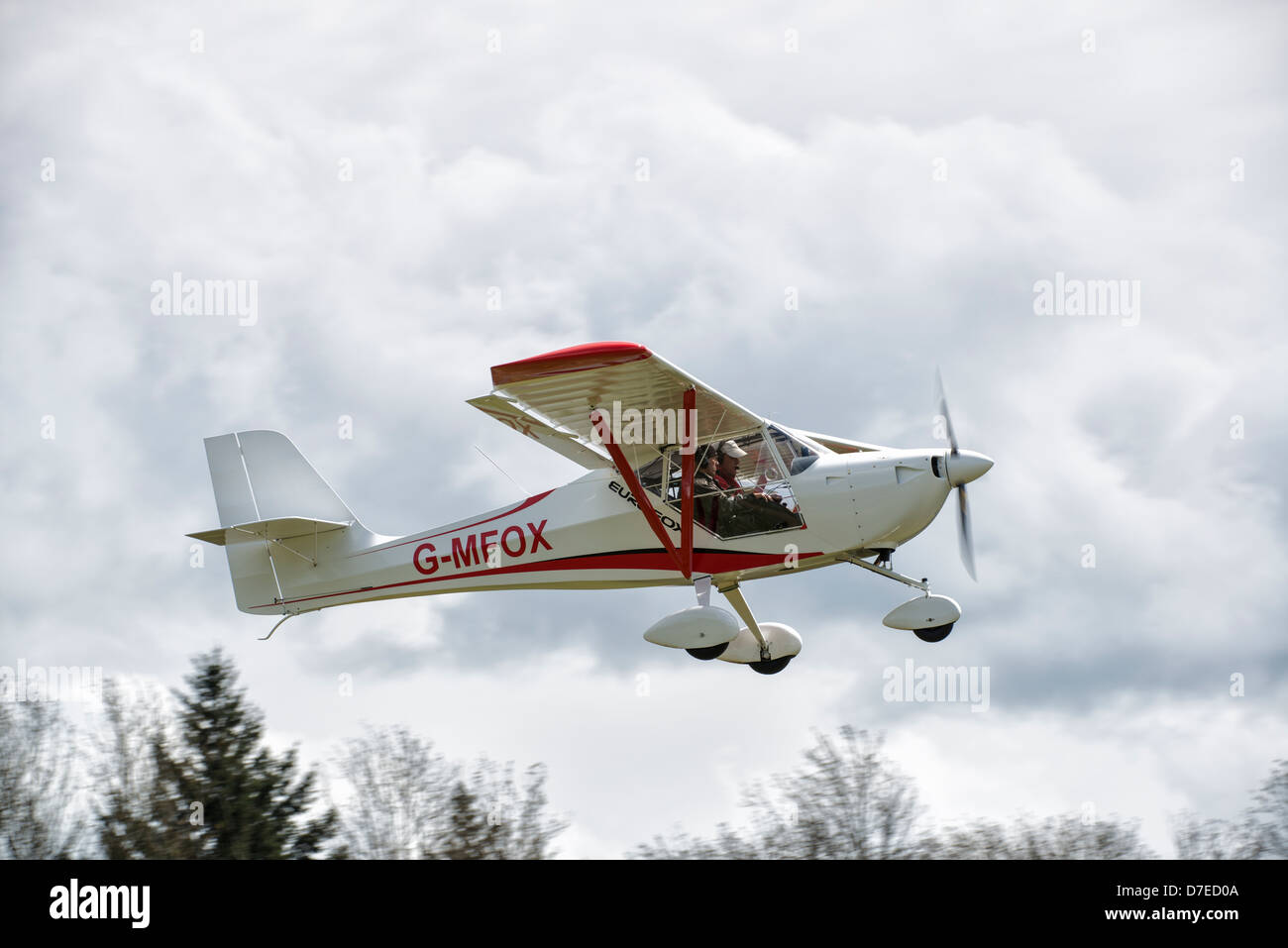 G-Kitplane Eurofox MFOX décolle d'un aérodrome près de Basingstoke Hampshire Popham Banque D'Images