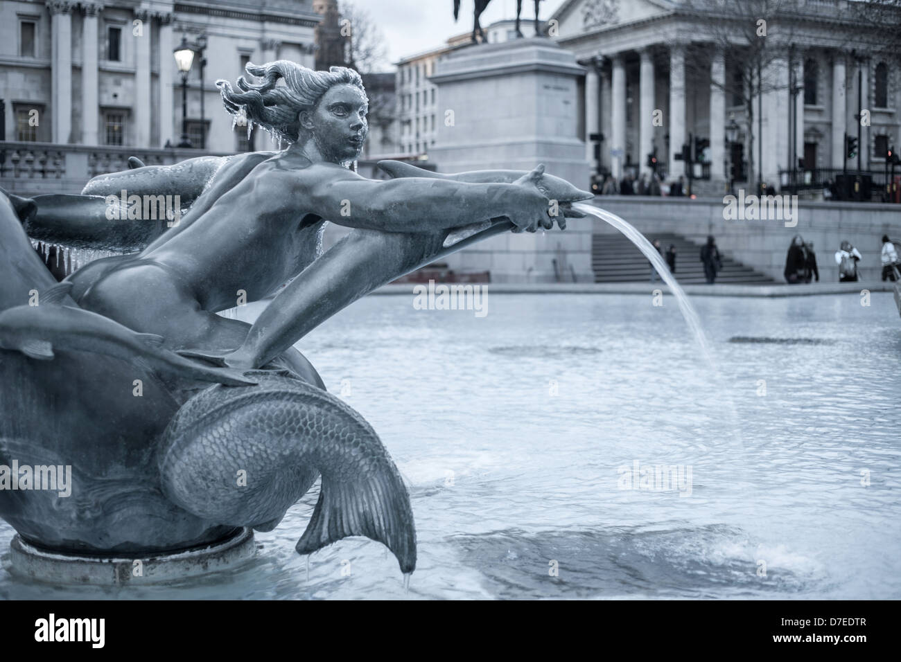 Trafalgar Square sirène, avec la National Gallery de l'arrière-plan, London, England, UK Banque D'Images