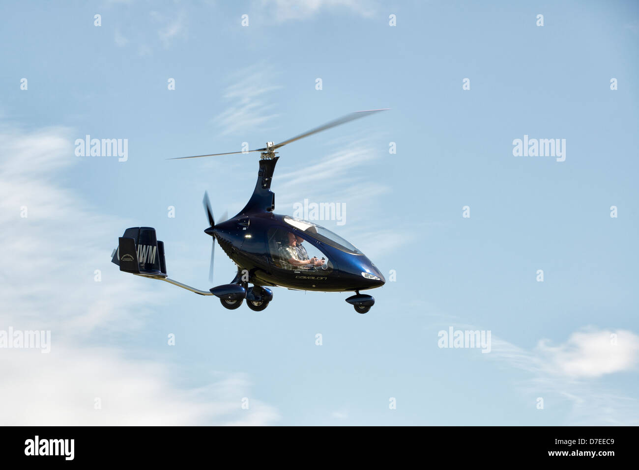 Cavalon autogyre Gyrocopter G-CHWM de Rotorsport Royaume-uni fait une démonstration de vol à l'Aérodrome de Popham près de Basingstoke Hampshire Banque D'Images