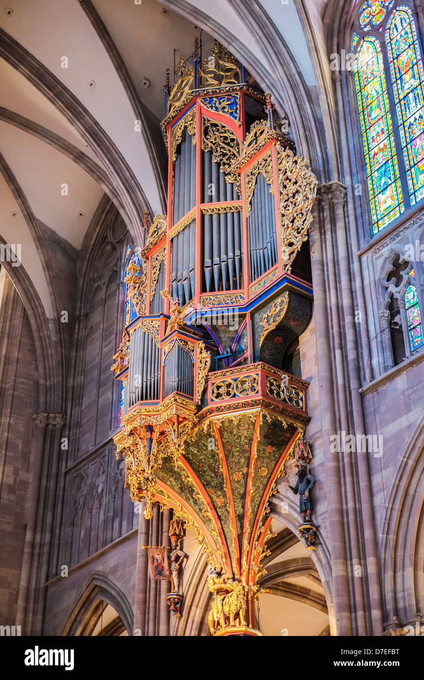 Le grand orgue à tuyaux, cathédrale gothique notre-Dame, 14e siècle, Strasbourg, Alsace, France, Europe Banque D'Images