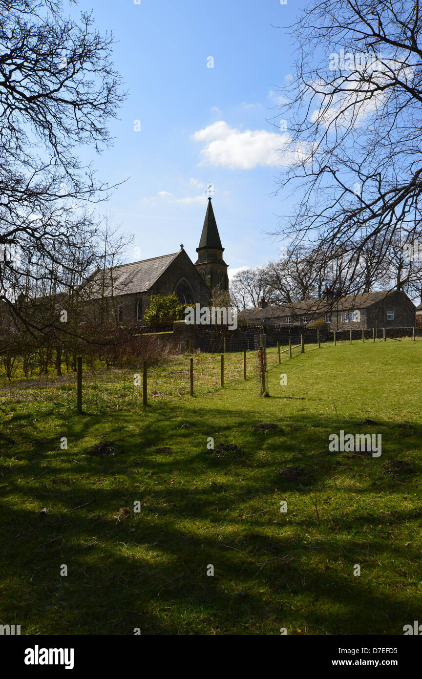 Église du Village vu de la rivière Wharfe dans Tonbridge sur le Dales Way Sentier Wharfedale Yorkshire. Banque D'Images