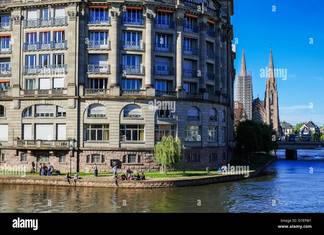 L'Esca immeuble en copropriété à l'Ill riverside et l'église St Paul Strasbourg Alsace France Banque D'Images