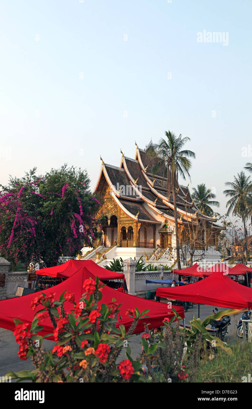 Haw Pha Bang Temple et de la rue du marché, Luang Prabang, Laos Banque D'Images