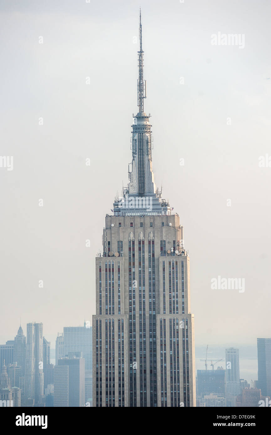 L'Empire State Building avec le midtown et lower Manhattan skyline. Banque D'Images