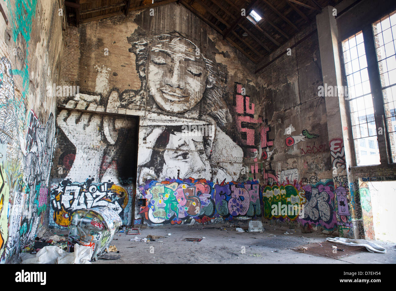 Ancienne fabrique de glace inutilisés abandonnés de Berlin avec un grand nombre de graffitis Banque D'Images