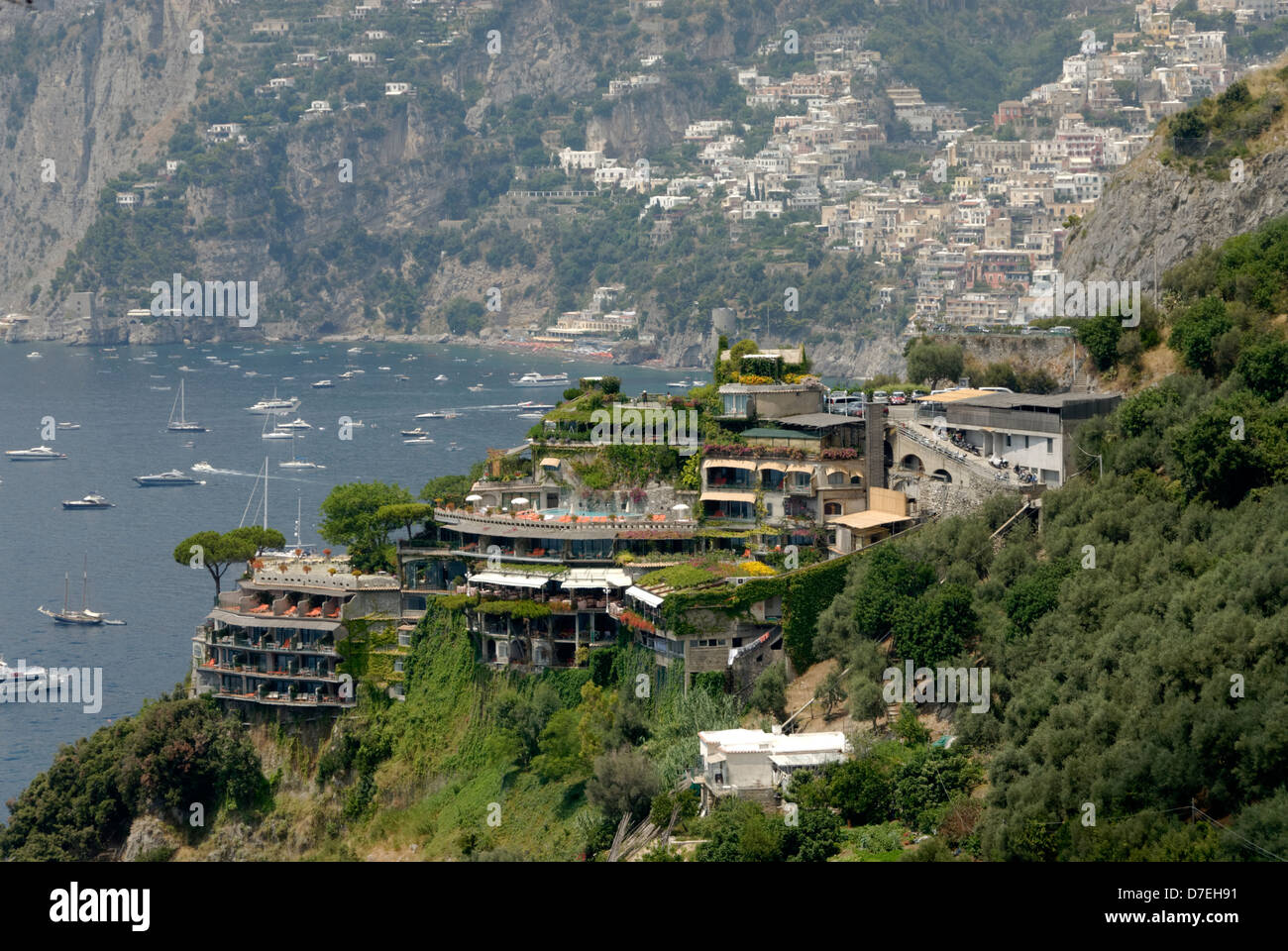 Positano. L'Italie. L'hôtel Il San Pietro di Positano se fonde dans la enveloppe et donne sur la baie de Positano. Pro Banque D'Images