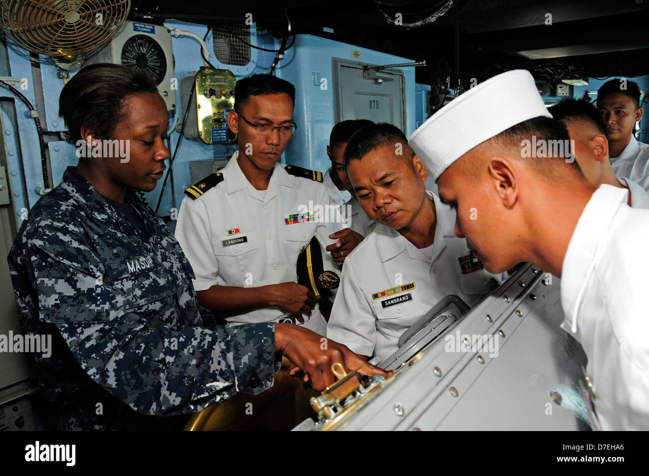 Les marins de la marine philippine visiter USS Blue Ridge. Banque D'Images