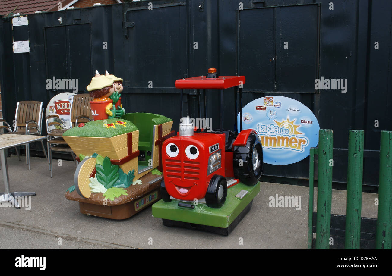 Bill & Ben et Troy pour enfants tracteur manèges. Langold Langold, Lac, Notts, England, UK Banque D'Images