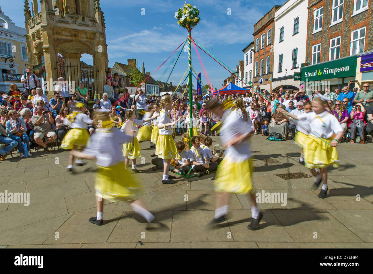 Leighton Buzzard, UK. 6 mai, 2013. Les foules sont divertis par des danses traditionnelles de Maypole, effectuée par les élèves de l'école, au moins Pulford le Leighton Buzzard et Linslade peut Fayre. Les danses sont exécutées dans la place du marché, avec le 15e siècle Croix de marché qui forme l'arrière-plan. L'ensemble de la Grand-rue et parc local sont également consacrés à la cale, événements et animations tout au long de la journée. Credit : Davlan/Alamy Live News Banque D'Images