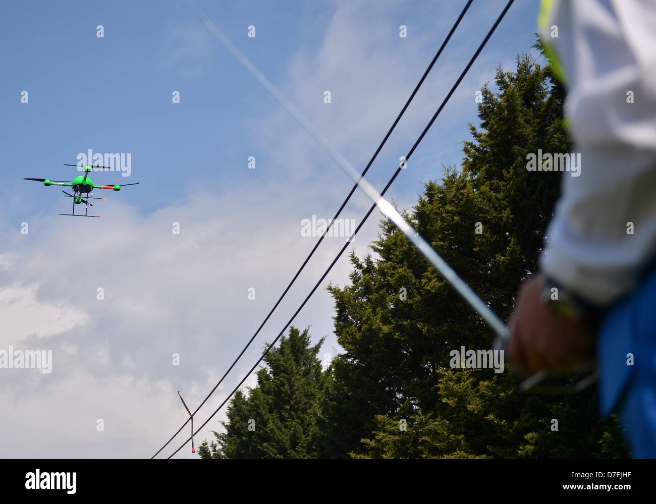 Commandes de pilotage de drone le vol de son drone à Berlin, Allemagne, 06 mai 2013. L'hélicoptère télécommandé est censée s'appliquer à l'ADN artificiel de câbles de télécommunications Telekom afin de prévenir les vols de cuivre. Photo : BRITTA PEDERSEN Banque D'Images