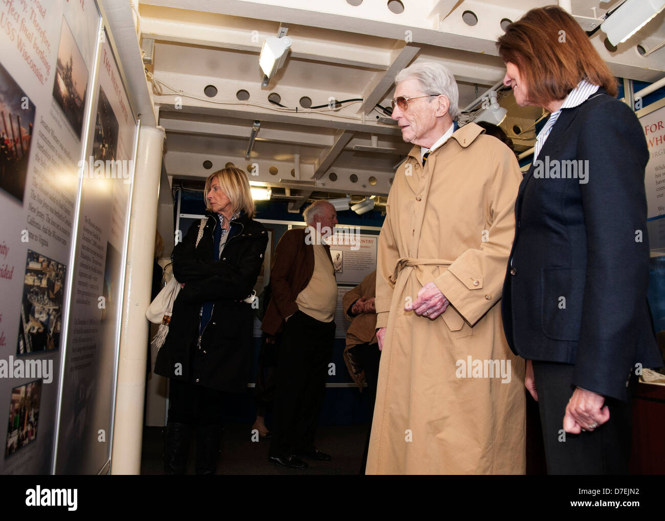 L'ancien sénateur John Warner tours Battleship Wisconsin. Banque D'Images