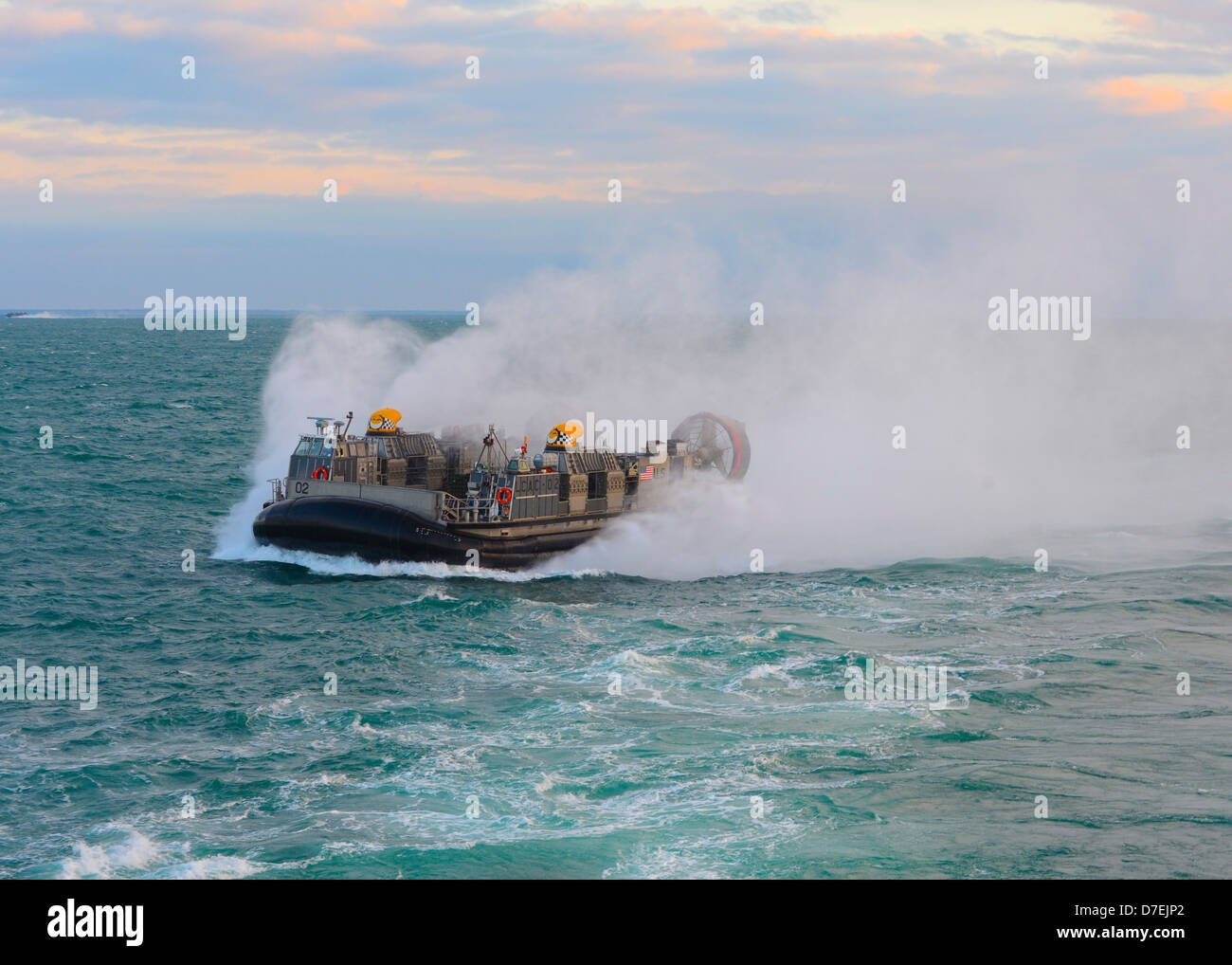 Approches d'un LCAC USS Carter Hall. Banque D'Images