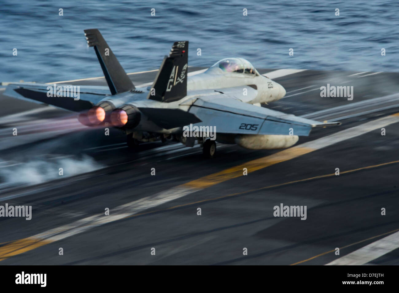 Un F/A-18F lance de l'USS Dwight D. Eisenhower. Banque D'Images