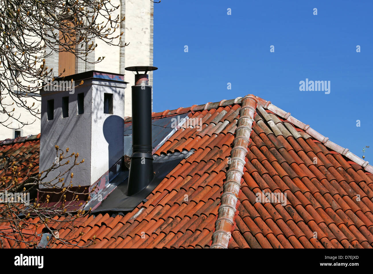 Cheminée sur un fond du ciel et le toit Banque D'Images