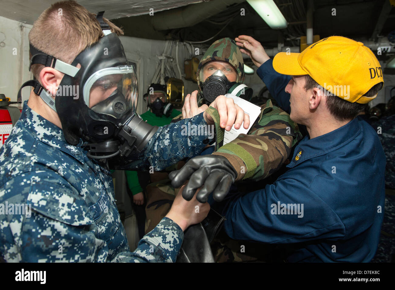 Les marins mis sur l'équipement de protection personnelle pendant un CBR drill. Banque D'Images