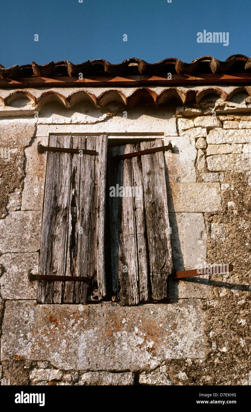 Volets en bois antique en mur de pierre, France Banque D'Images