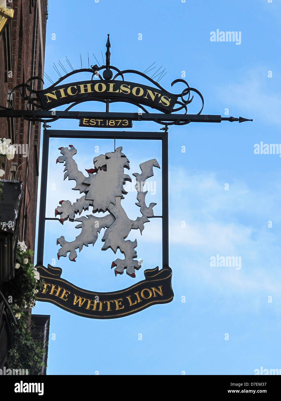 Le Lion Blanc - enseigne de pub contre un ciel bleu, Covent Garden, Londres  Photo Stock - Alamy