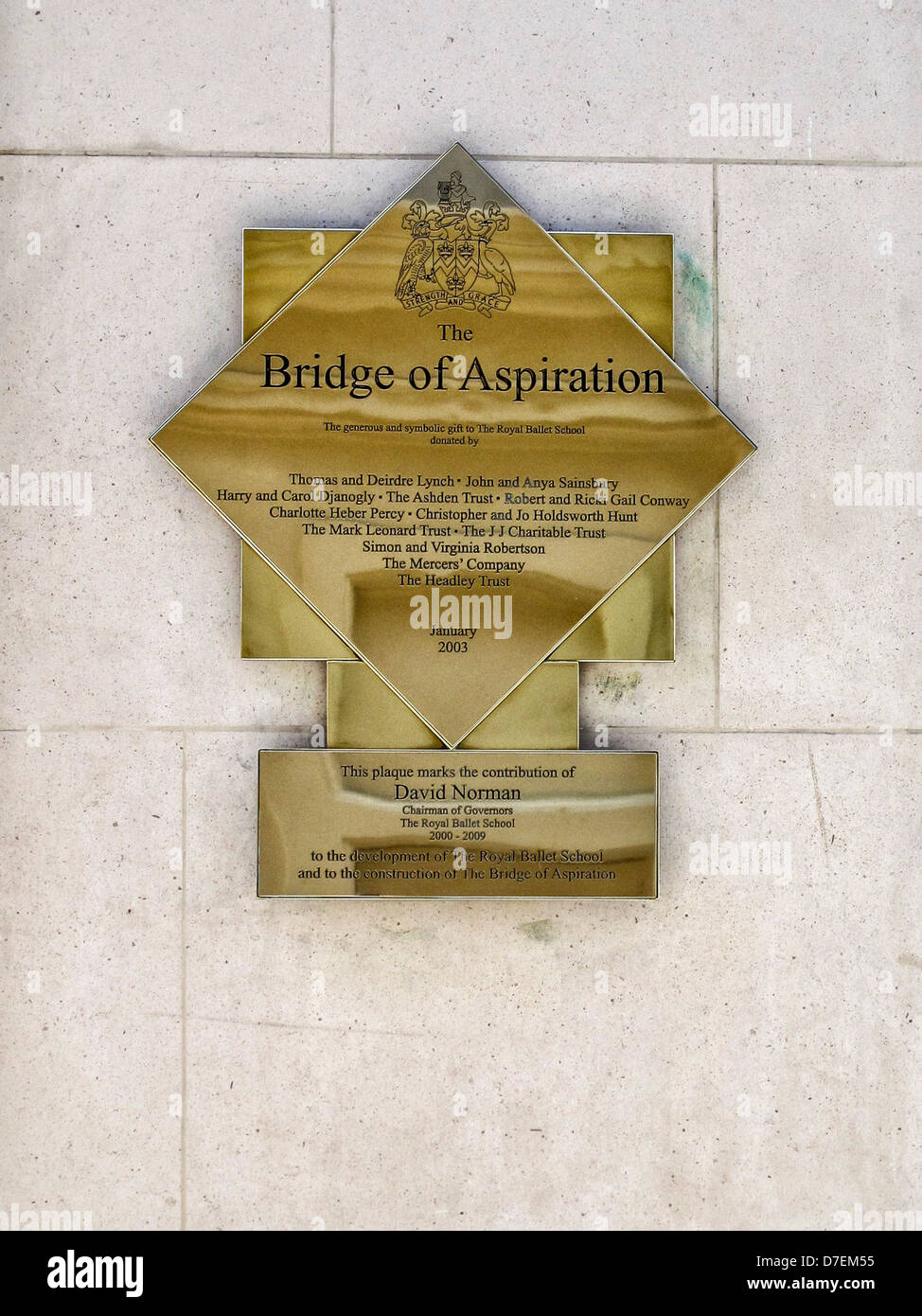 Plaque avec écusson et devise - le pont de l'aspiration rejoint l'Opéra royal et la Royal Ballet School, Covent Garden, Londres Banque D'Images