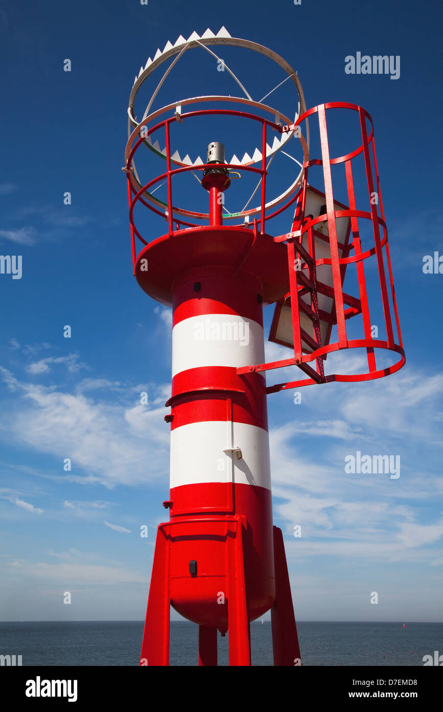 Une balise rouge et blanche au bord de l'eau;Vlissingen Pays-Bas Nouvelle-Zélande Banque D'Images