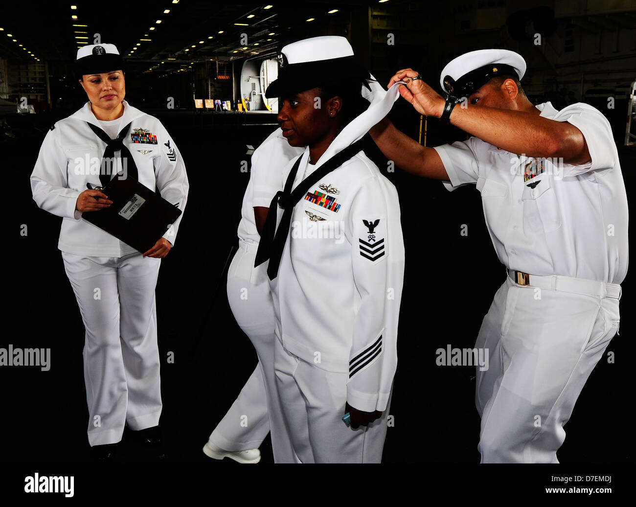 Effectuer une inspection uniformes de marins à bord du USS Carl Vinson. Banque D'Images