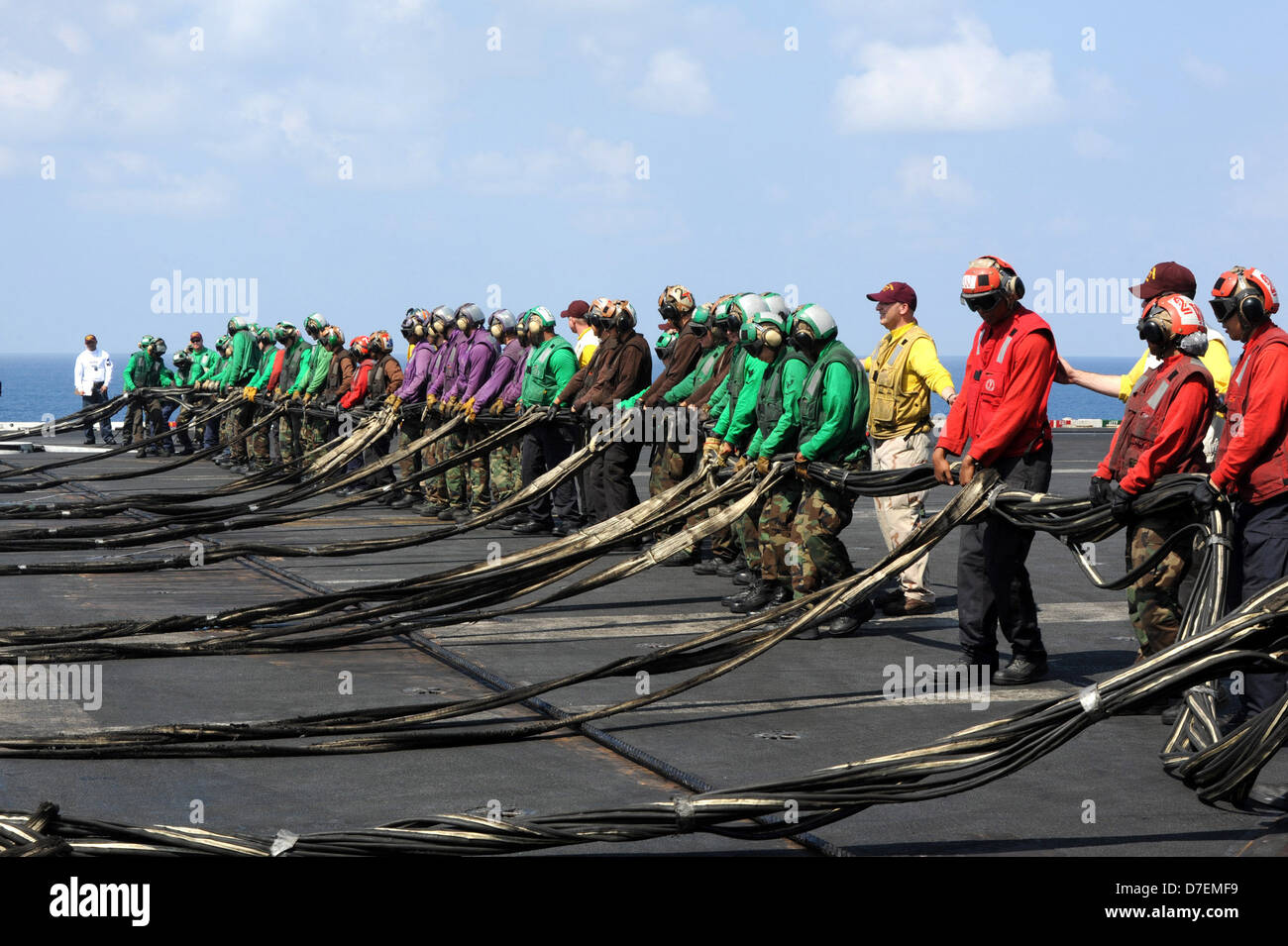 Préparer une trousse d'urgence marins barricade pendant un exercice. Banque D'Images