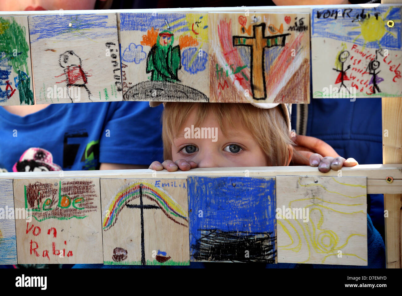 Garçon à la recherche de la Dernière Cène pour enfants au 34e Congrès de l'Église évangélique allemande à Hambourg, Allemagne Banque D'Images