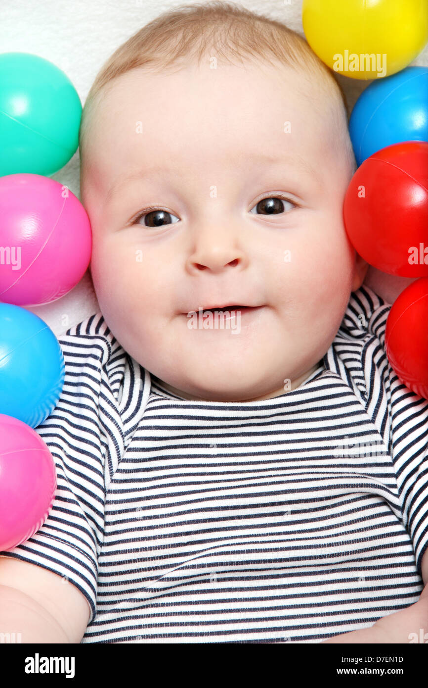 Happy Baby avec des jouets Banque D'Images