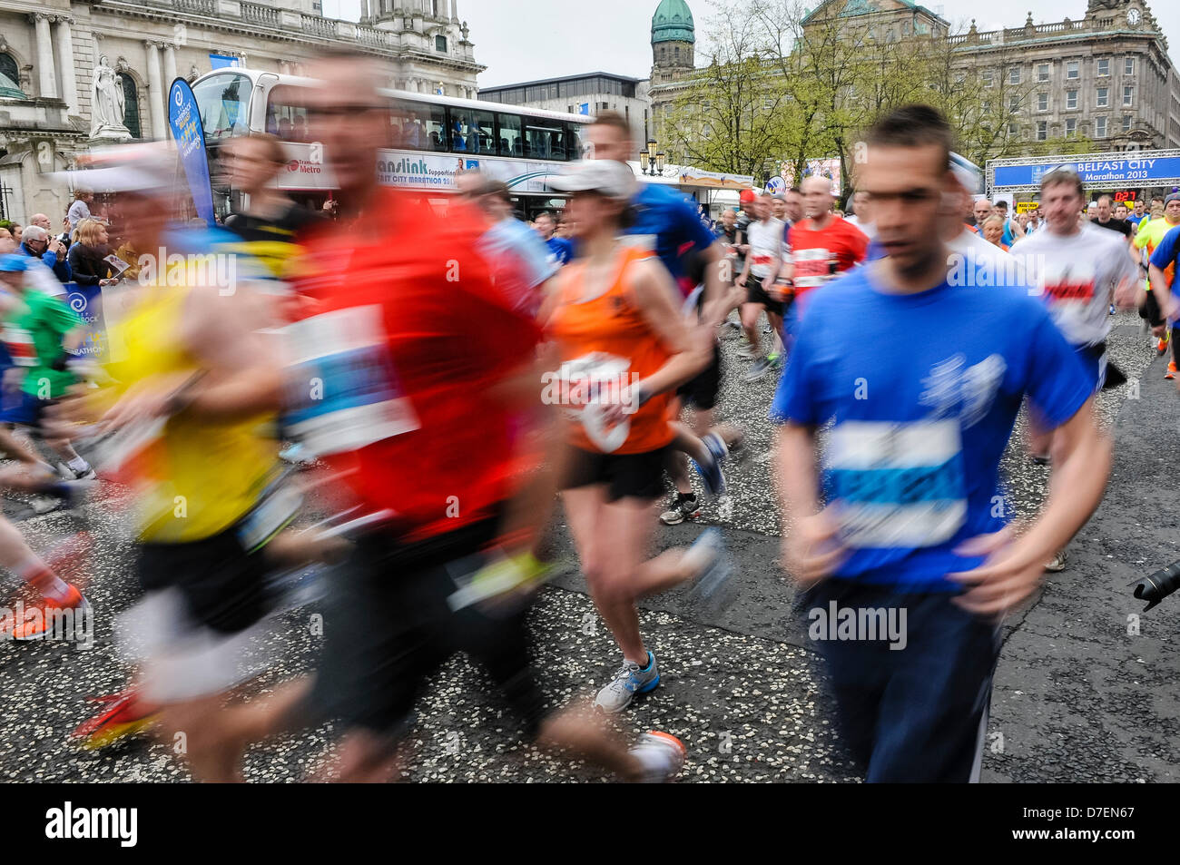 Belfast, en Irlande du Nord, Royaume-Uni. 6e mai 2013. Des milliers de coureurs concurrence sur le Marathon de la ville de Belfast 2013 Crédit : Stephen Barnes / Alamy Live News Banque D'Images