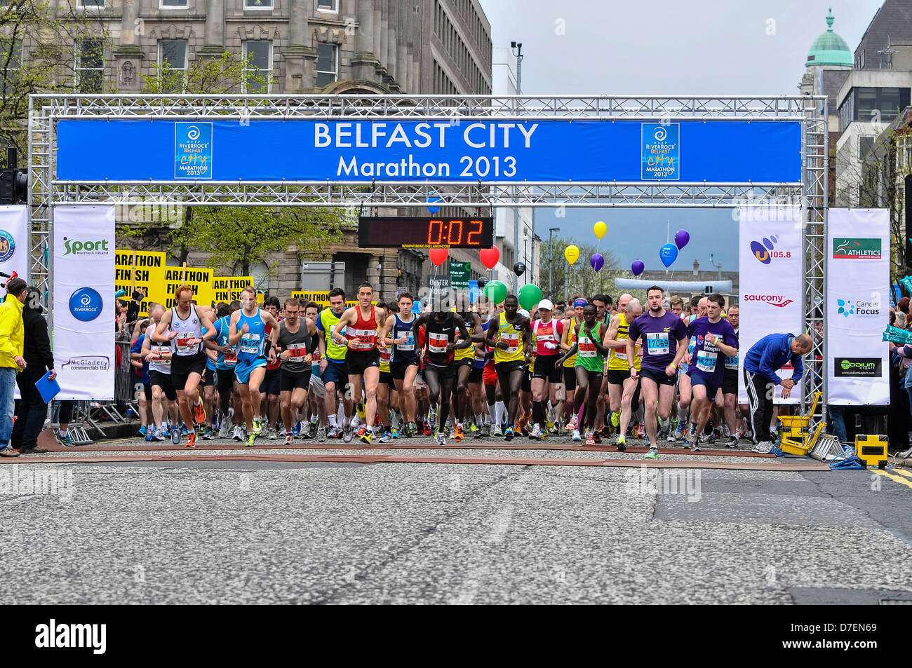 Belfast, en Irlande du Nord, Royaume-Uni. 6e mai 2013. Le début de la 2013 Marathon de Belfast City Crédit : Stephen Barnes / Alamy Live News Banque D'Images