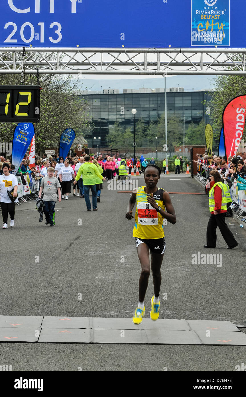 Belfast, en Irlande du Nord, Royaume-Uni. 6e mai 2013. Sarah Kerubo Kenyan Kebaso vient en troisième position dans le Ladies' 2013 Marathon de Belfast City Crédit : Stephen Barnes / Alamy Live News Banque D'Images