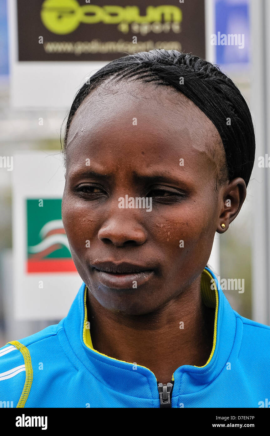 Belfast, en Irlande du Nord, Royaume-Uni. 6e mai 2013. Sarah Kerubo Kebaso du Kenya après avoir pris la troisième place au marathon de la ville de Belfast 2013 Crédit : Stephen Barnes / Alamy Live News Banque D'Images