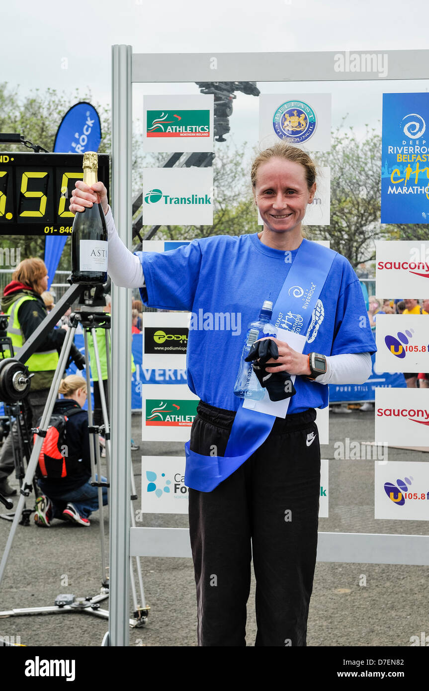 Belfast, en Irlande du Nord, Royaume-Uni. 6e mai 2013. Ukraine's Nataliya Lehonkova remporte le Ladies' 2013 Belfast City Marathon dans un temps record de 2.36.50 Crédit : Stephen Barnes / Alamy Live News Banque D'Images