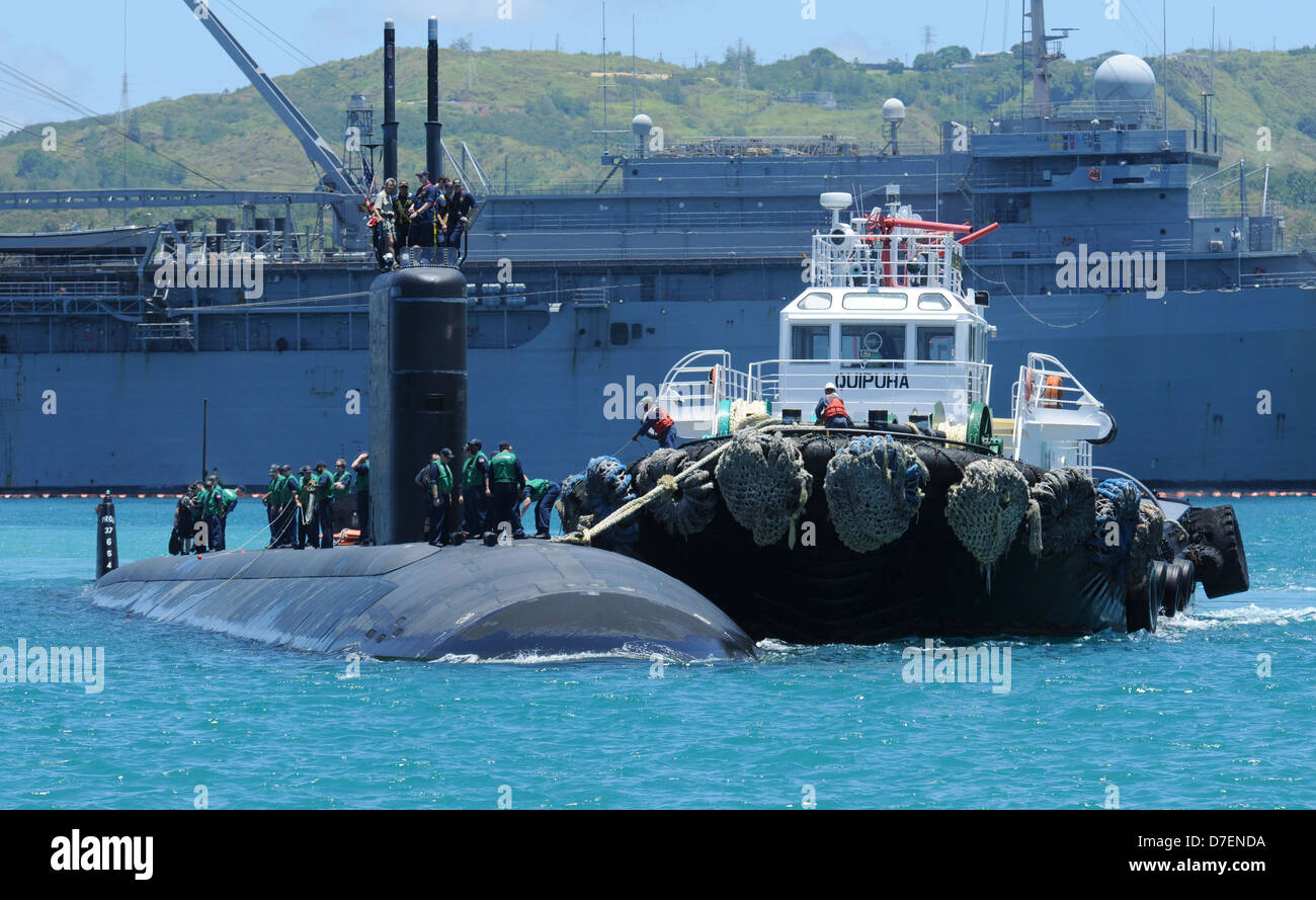 USS CHEYENNE tire en Apra Harbour, Guam. Banque D'Images