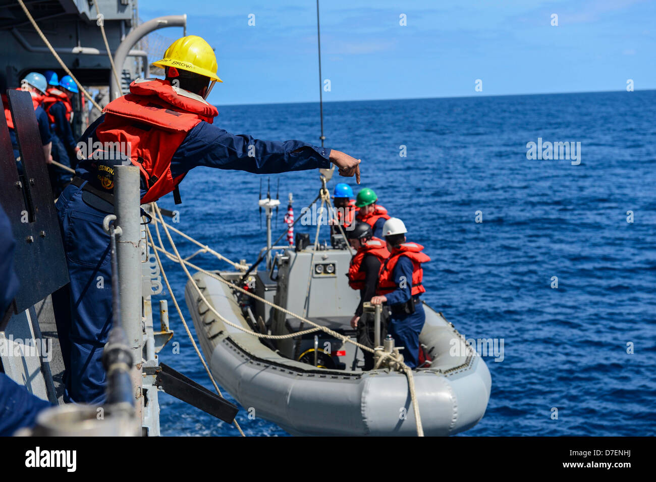 Un abaissement des marins à coque rigide. Banque D'Images