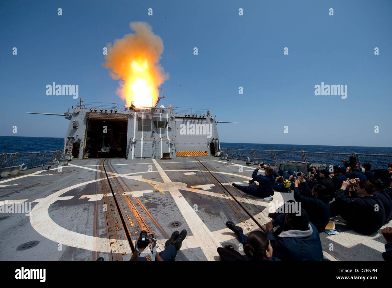 Regarder les marins un lancement de missile. Banque D'Images