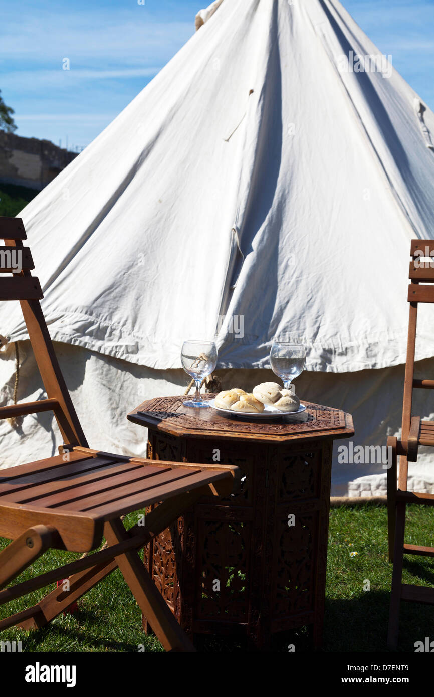 Lincoln, Royaume-Uni. 6 mai, 2013. Tente de style victorien avec des chaises et de pain sur une assiette et verres d'eau Crédit : Paul Thompson/Alamy Live News Banque D'Images