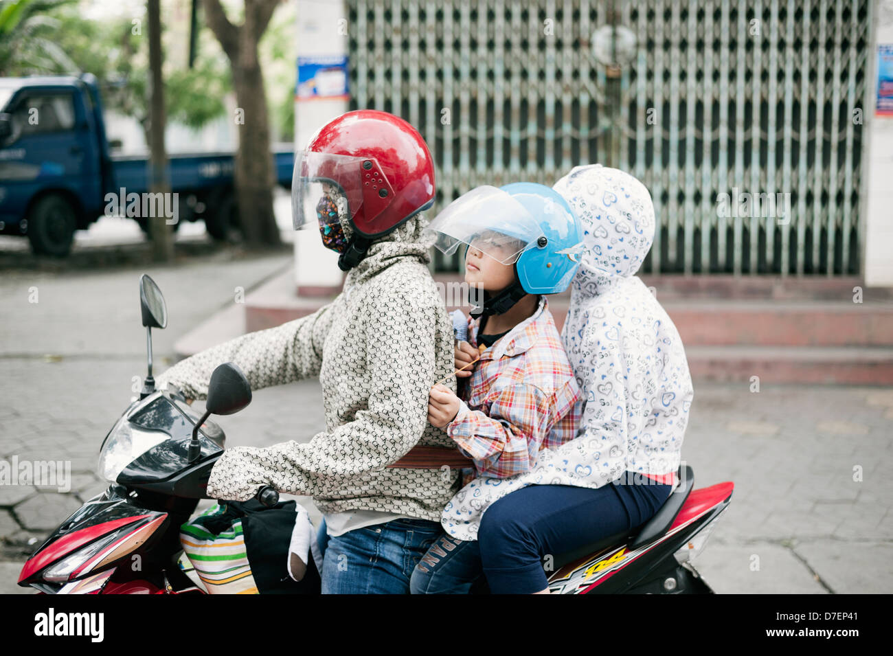 Vietnam - 3 personnes dont un petit enfant riding a scooter Photo Stock -  Alamy